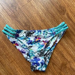 Cheeky scrunched bikini bottom